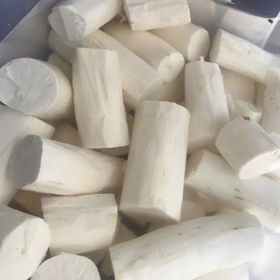 Macaxeira descascada